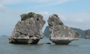 ha_long_bay_the_couple-chicken-islets
